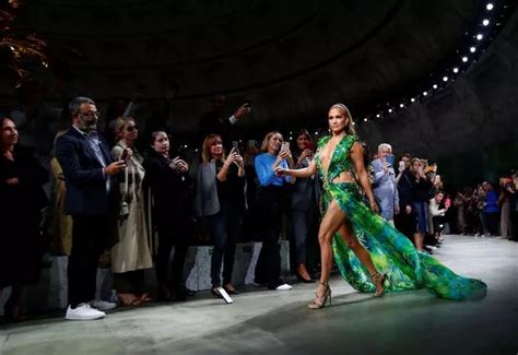 jennifer lopez grünes versace kleid